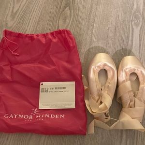 Almost New Gaynor Minden pointe shoes with elastic & ribbon!